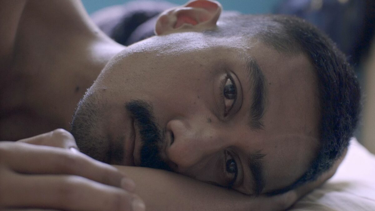 Zbliżenie na mężczyznę w łóżku.