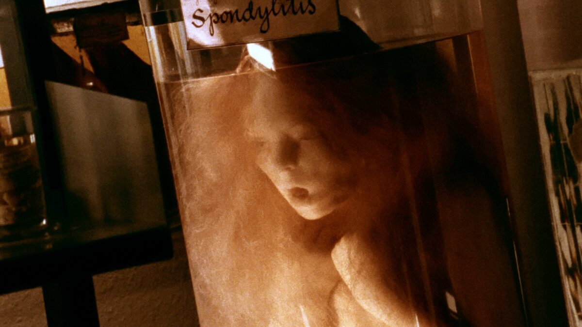 Eksperymentalny słój z martwym ciałem.