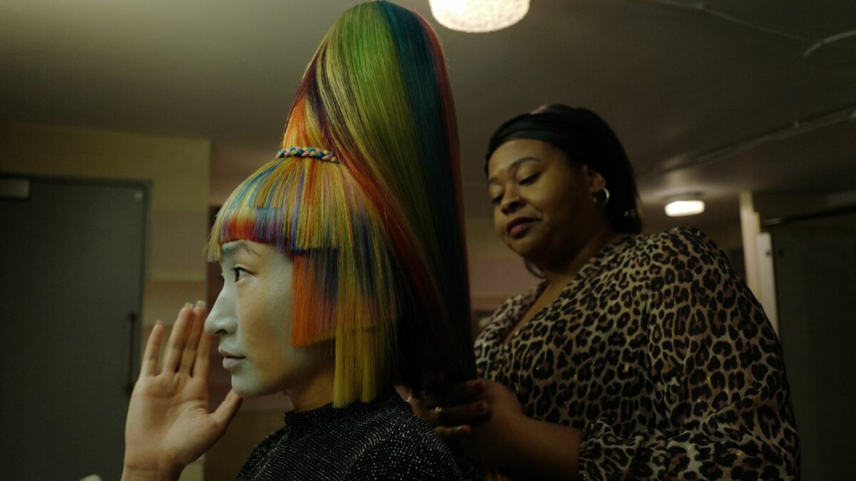 Modelka z kolorowymi włosami.