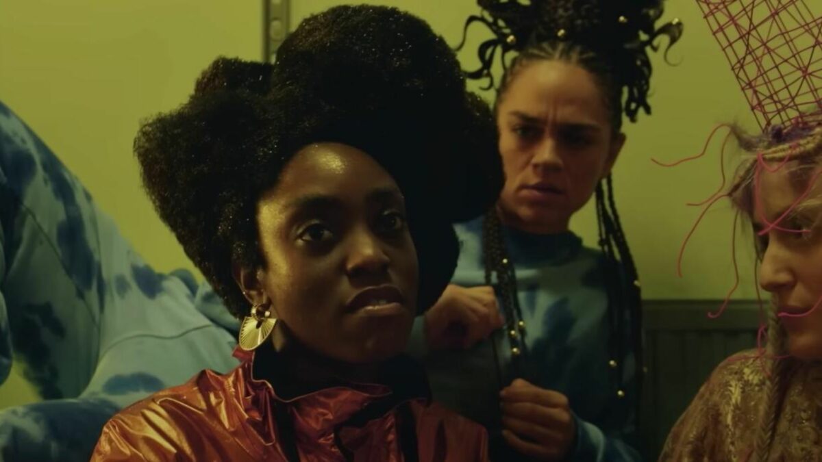 Grupa modelek za kulisami wybiegu.