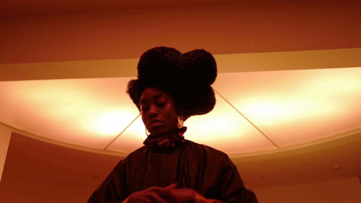 Czarnoskóra modelka z ekstrawagancką fryzurą.