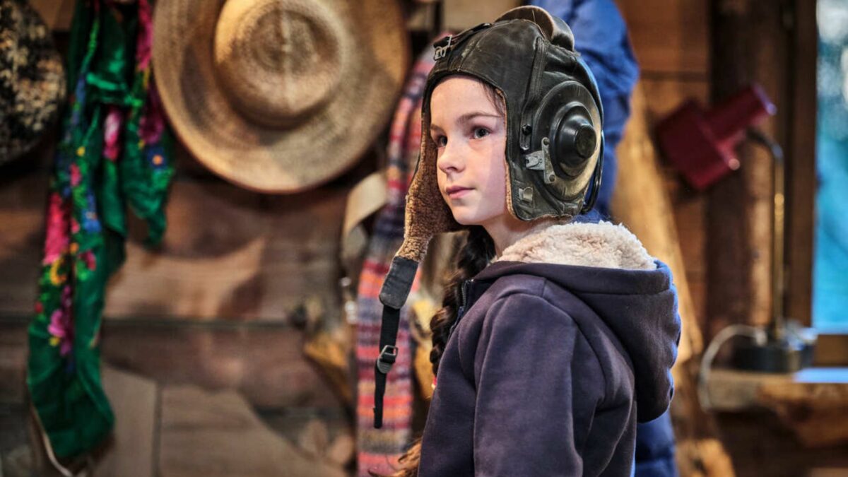 Zbliżenie na dziewczynkę w czapce pilota.