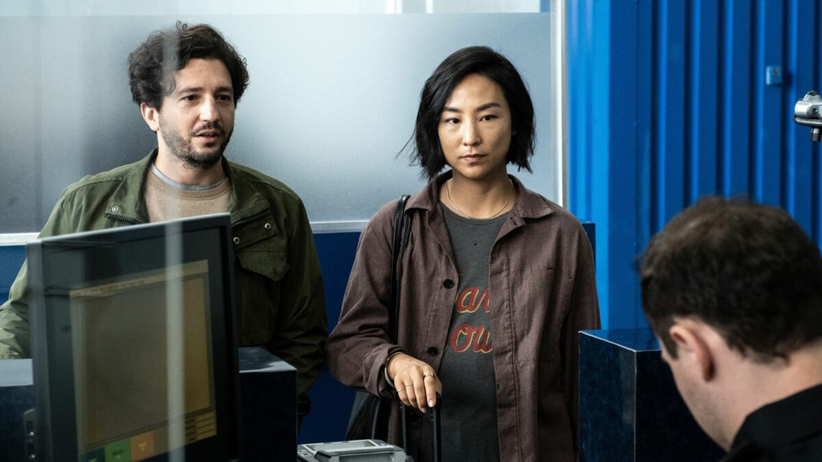 Kobieta i mężczyzna w komisariacie policji.