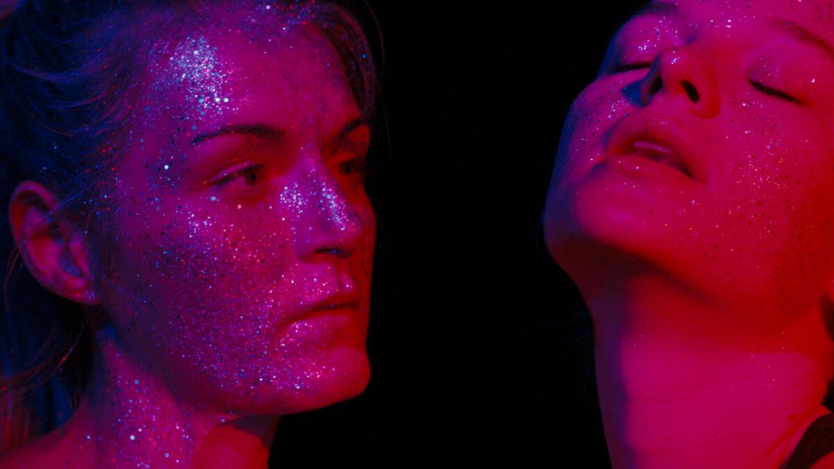 Twarze dwóch kobiet pokryte brokatem.