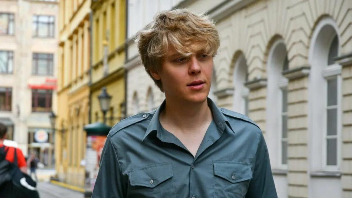 Zbliżenie na młodego chłopaka na ulicy.