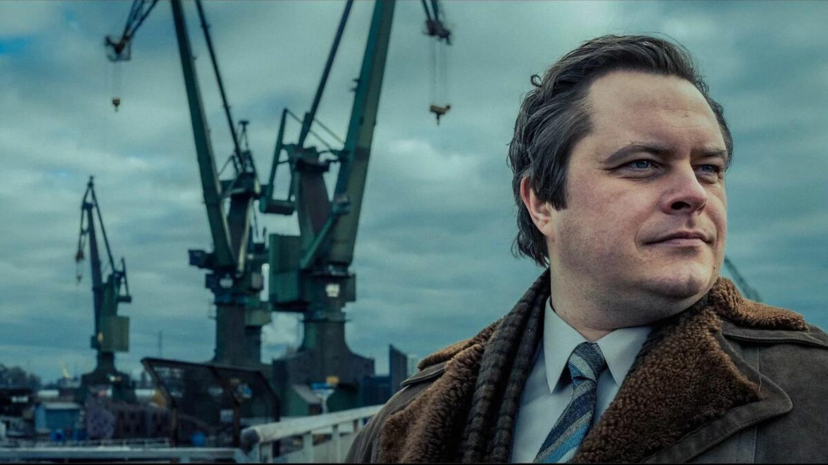 Mężczyzna na tle nadmorskiego portu.