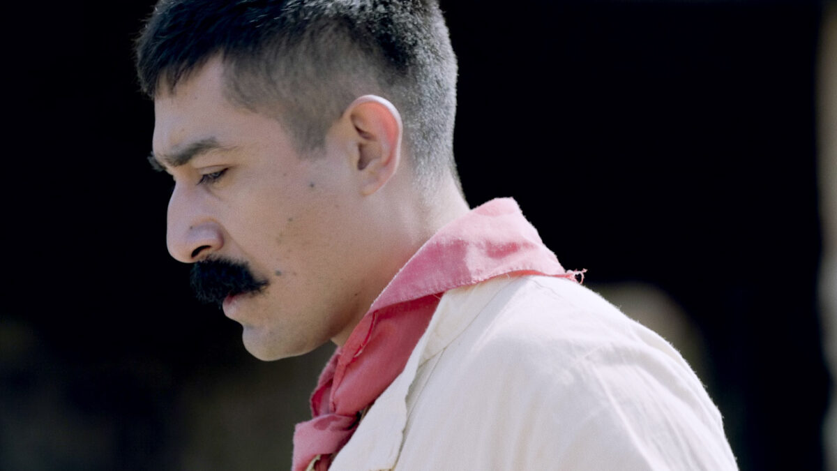 Kadr przedstawia portret młodego mężczyzny.