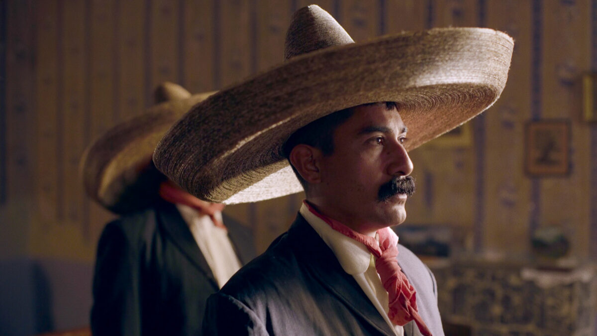 Mężczyzna w eleganckim garniturze, na głowie nosi meksykańskie sombrero.