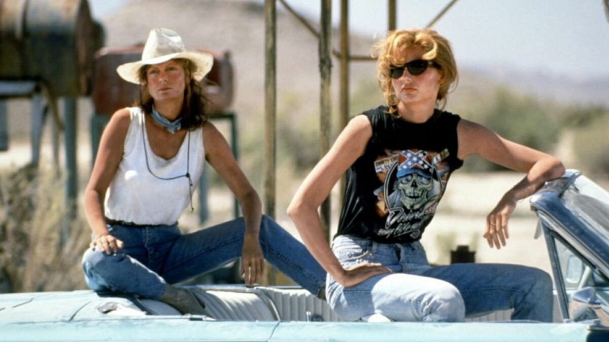 Dwie kobiety siedzące w kabriolecie.