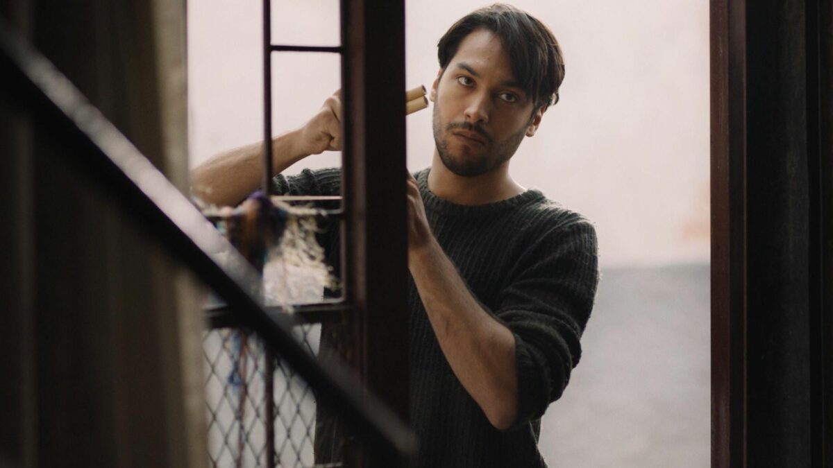 Młody mężczyzna przy drobnych pracach domowych.