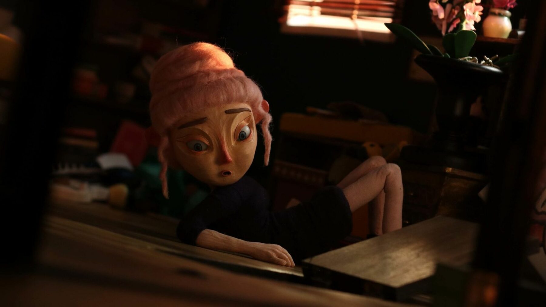 Kadr z animacji lalkowej przedstawiający kobietę w salonie.