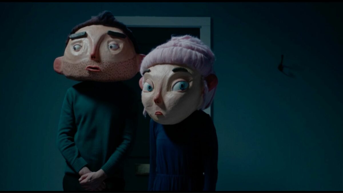 Kadr z animacji lalkowej przedstawiający kobietę i mężczyznę.