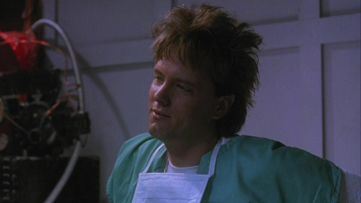 Mężczyzna w białym fartuchu.