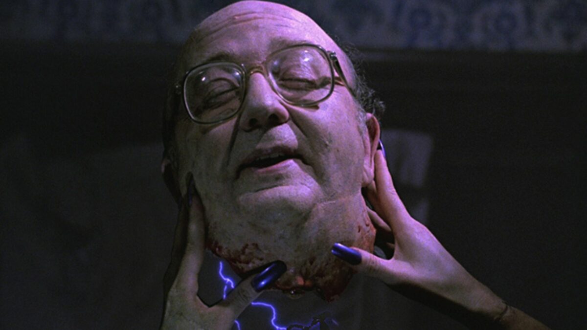 Kadr z odciętą głową mężczyzny.