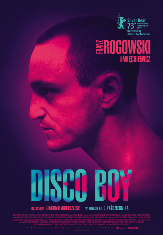 Plakat przedstawia portret mężczyzny w kolorach klubowych świateł, na plakacie informacja o nagrodzie z festiwalu filmowego w Berlinie.