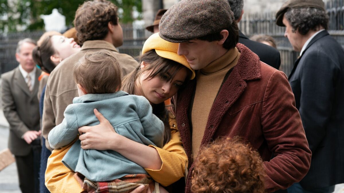 Kobieta przytulająca się do męża i dzieci.