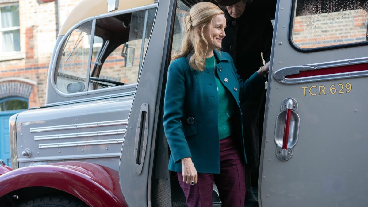 Kobieta wysiadająca z autobusu.