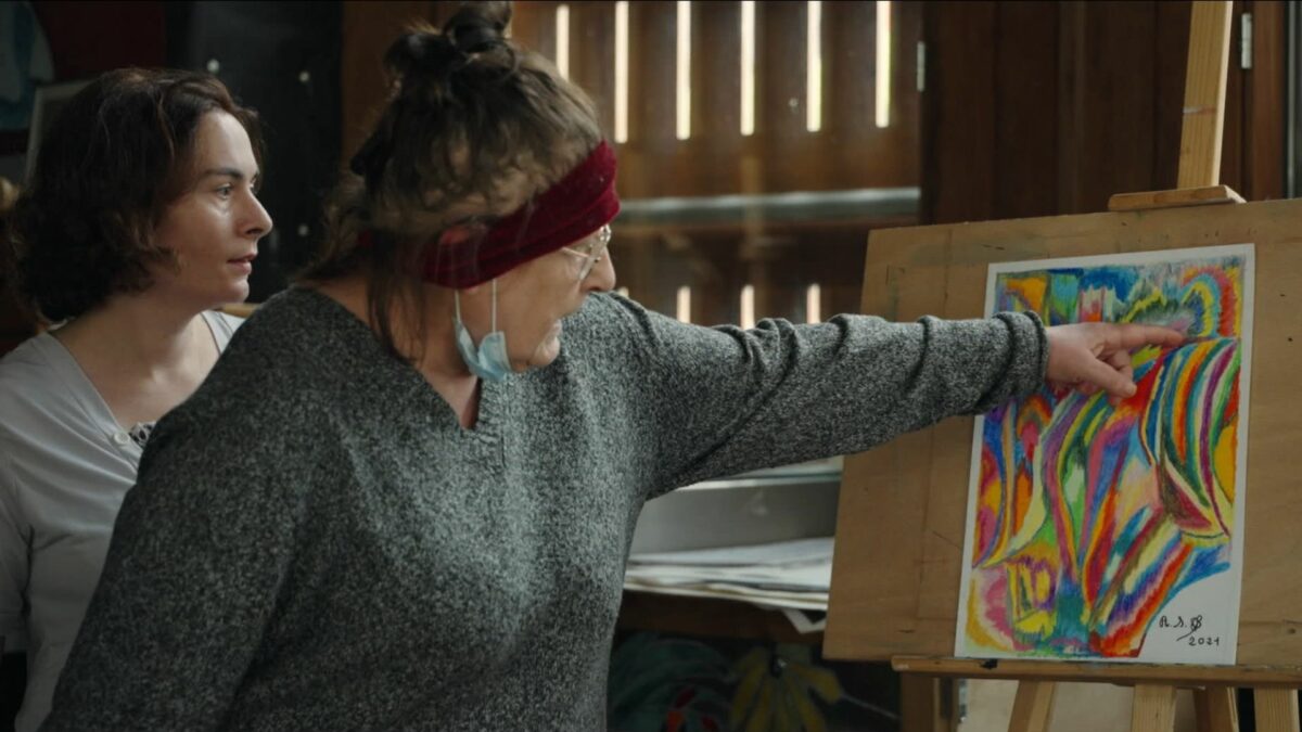 Scena z plastycznych zajęć terapeutycznych.