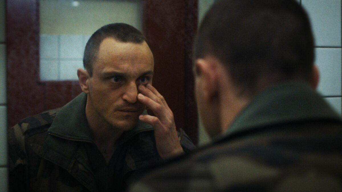 Mężczyzna przeglądający się w lustrze.