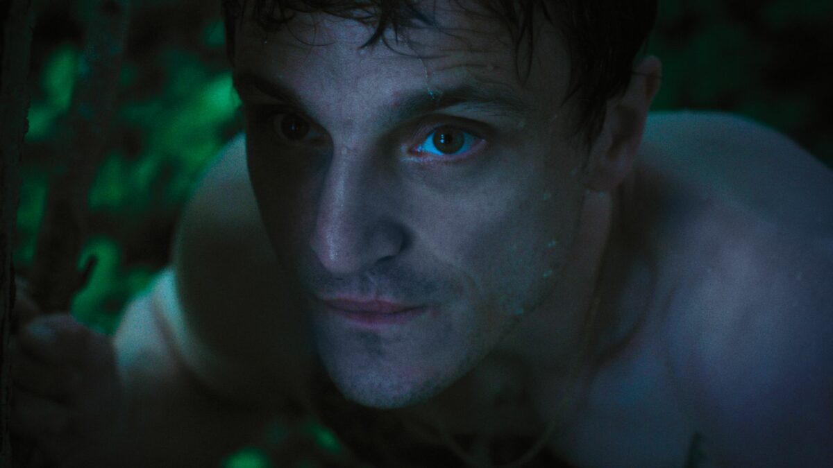 Kadr przedstawia zbliżenie na twarz spoconego mężczyzny.