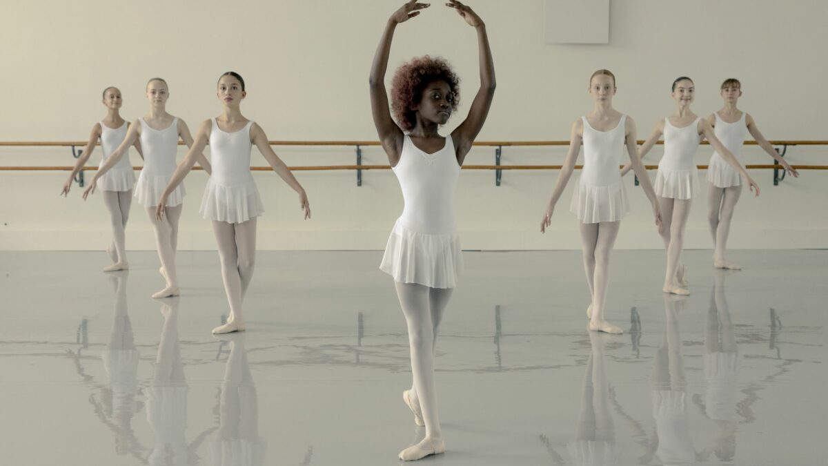 Baletnice podczas zajęć baletu.