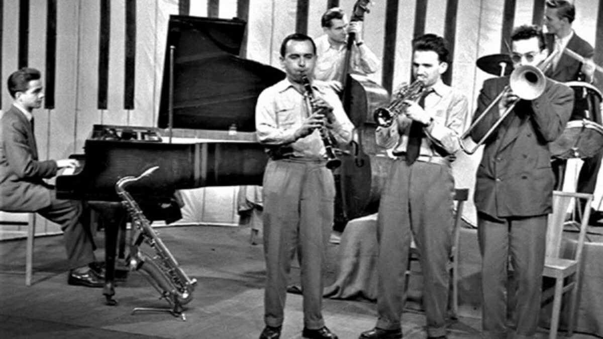 Archiwalne zdjęcie zespołu Melomani podczas koncertu.