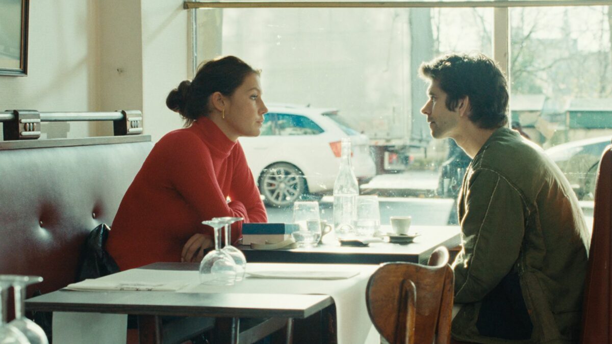 Kadr z baru, przy stole dwójka młodych ludzi.