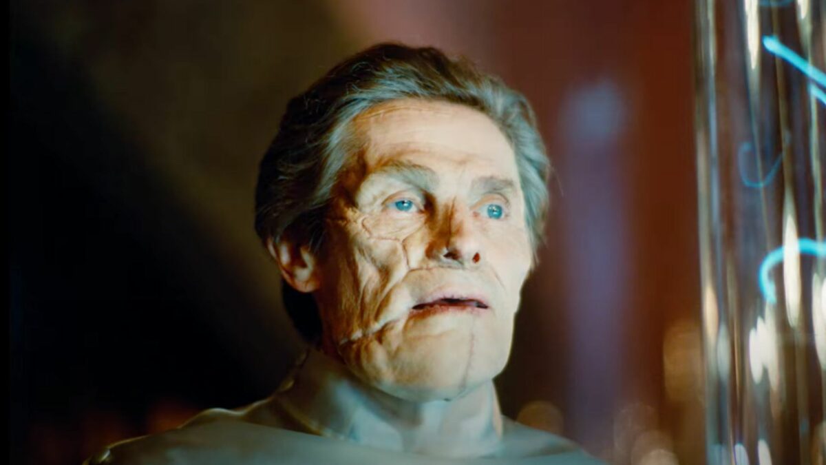 Zbliżenie na pokaleczoną twarz mężczyzny.