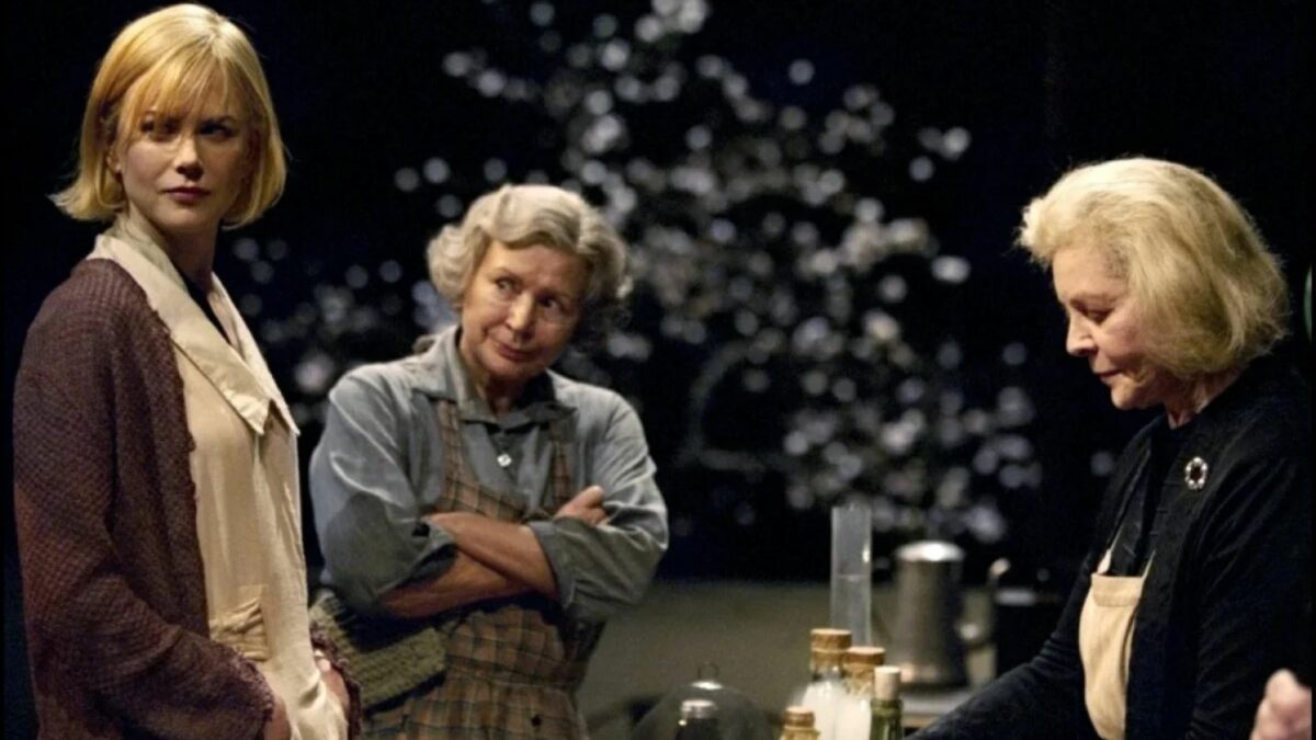 Dwie starsze kobiety w towarzystwie młodszej spędzają czas w kuchni.