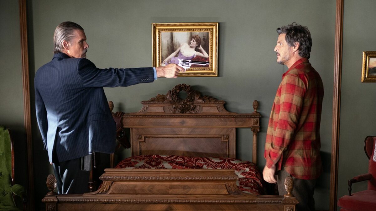 Mężczyzna celujący z rewolwera do innego mężczyzny.