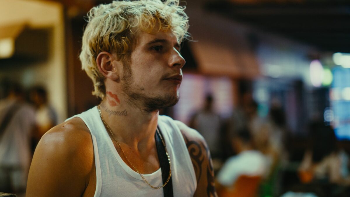 Zbliżenie na młodego chłopaka na ruchliwej ulicy.