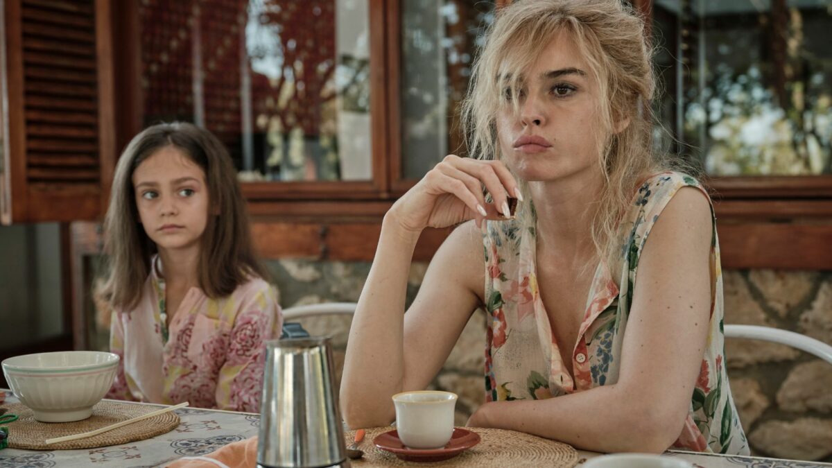 Dwie dziewczyny przy zastawionym stole.