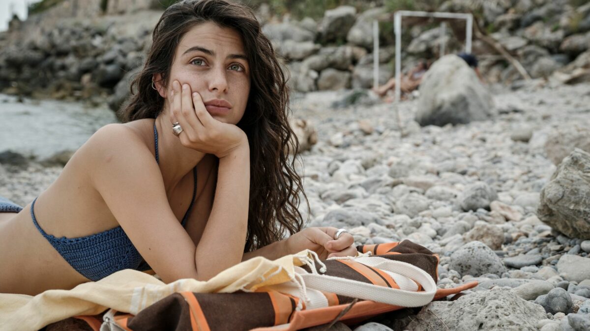 Młoda kobieta na plaży.