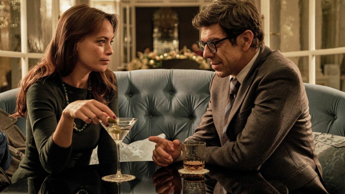 Kobieta i mężczyzna rozmawiający przy drinku.