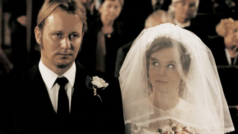 Kadr ze sceny ślubu kościelnego.