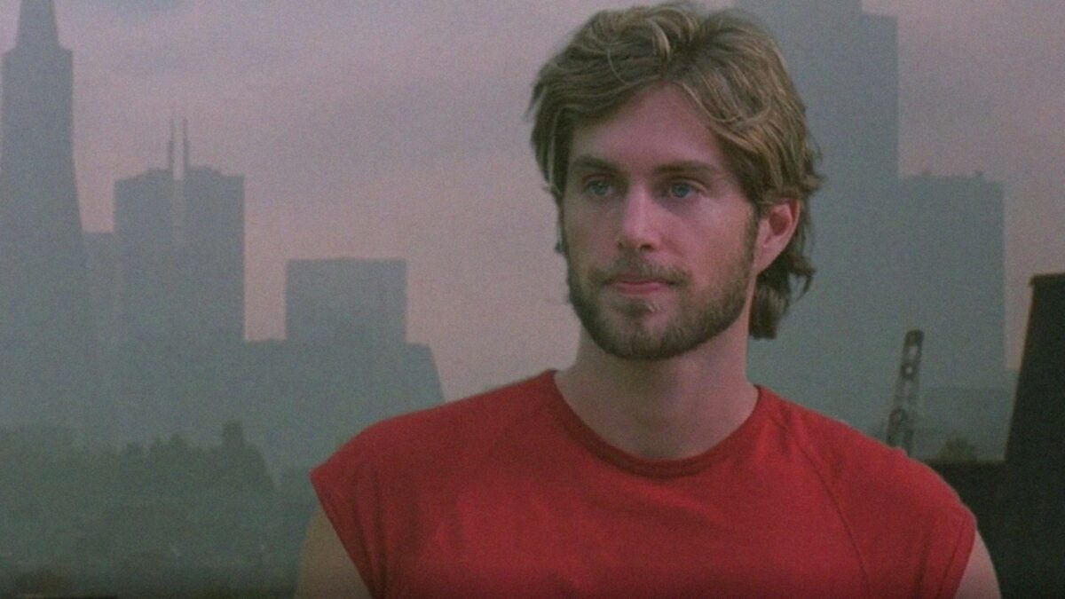 Mężczyzna na tle panoramy Nowego Jorku.