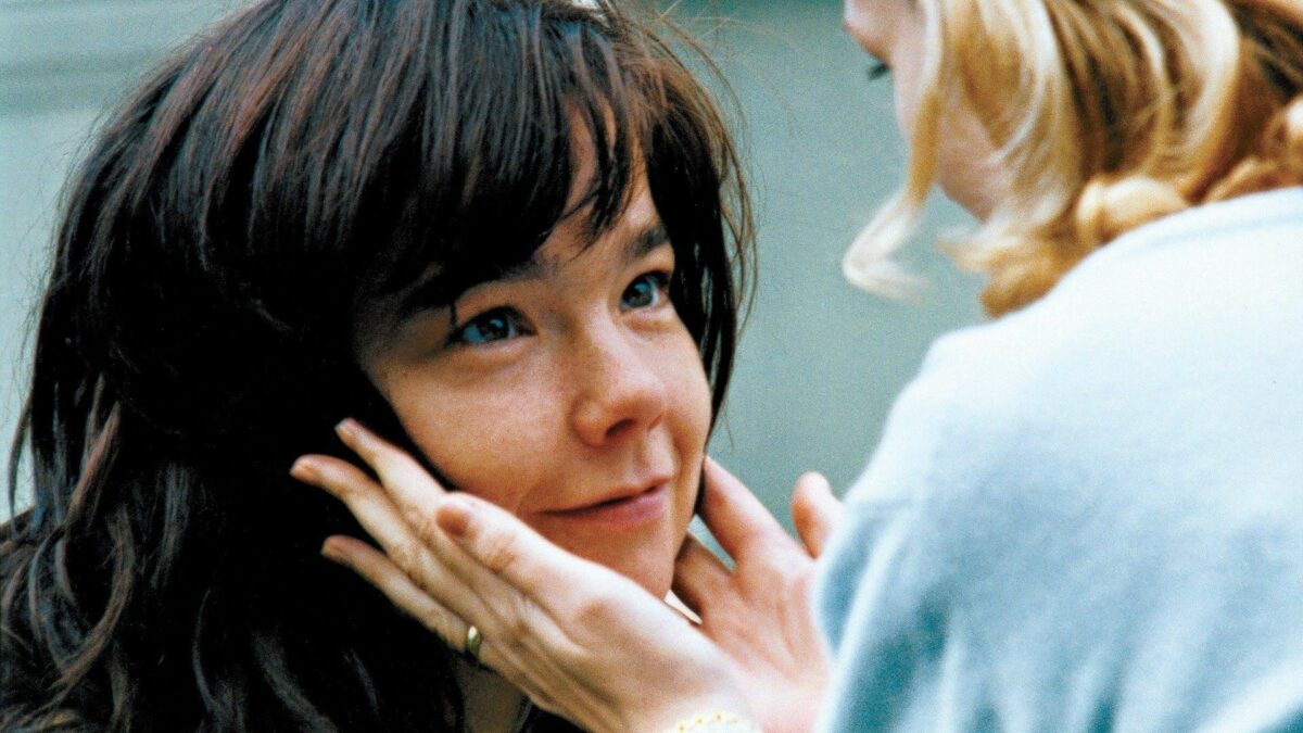 Zbliżenie na dziewczynę patrzącą na inną osobę.