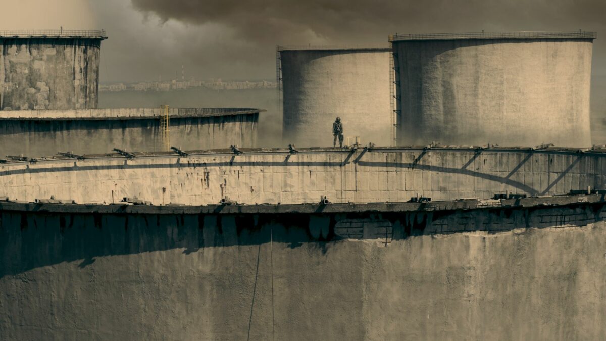 Kadr na ogromne reaktory i stojącą na nich bohaterkę filmu.