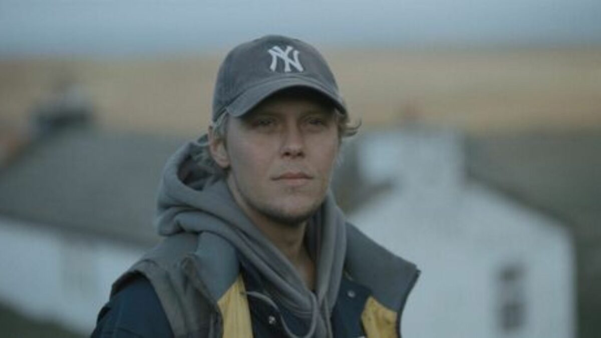 Zbliżenie na młodego chłopaka w okoliczności przyrody.