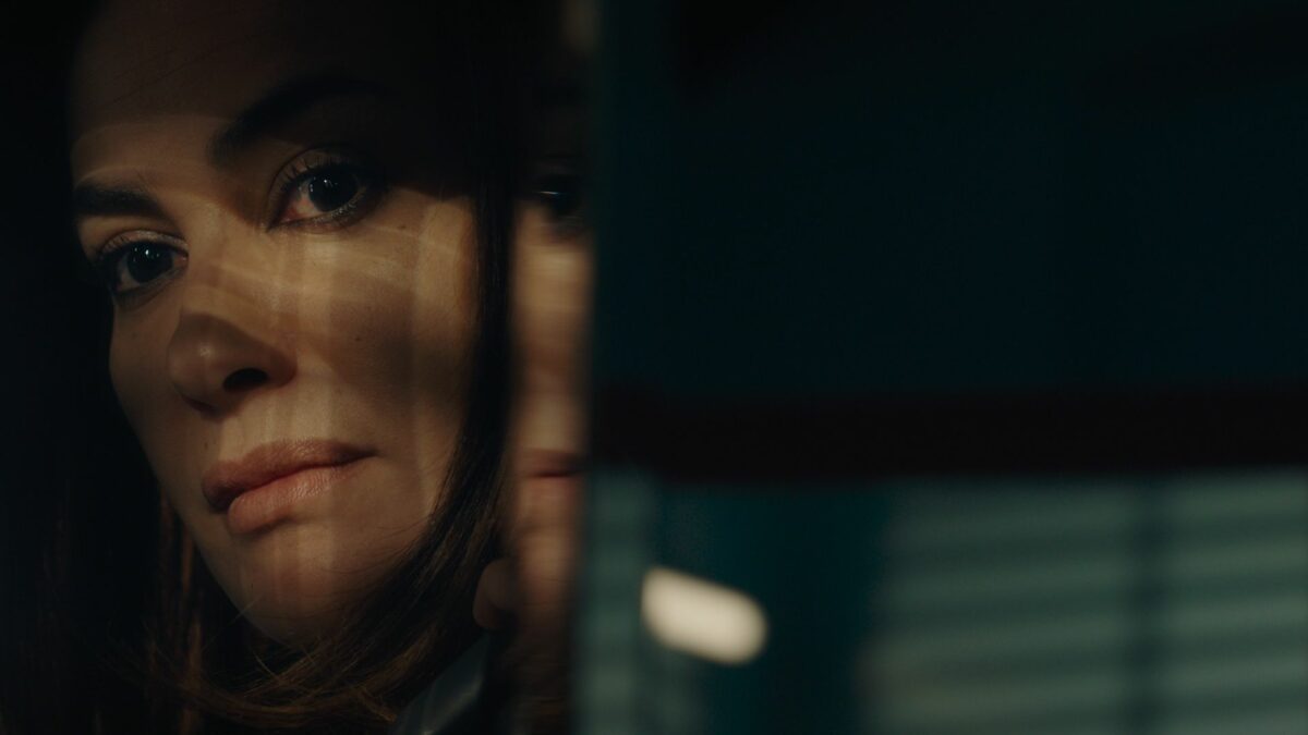 Odbicie kobiety w lustrze.