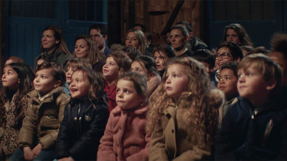 Grupa dzieci na zebraniu, z tyłu stoją rodzice.