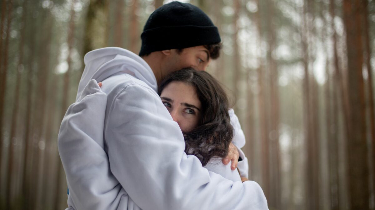 Chłopak przytulający dziewczynę.