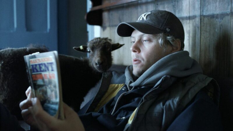 Kadr z czytającym książkę chłopakiem.