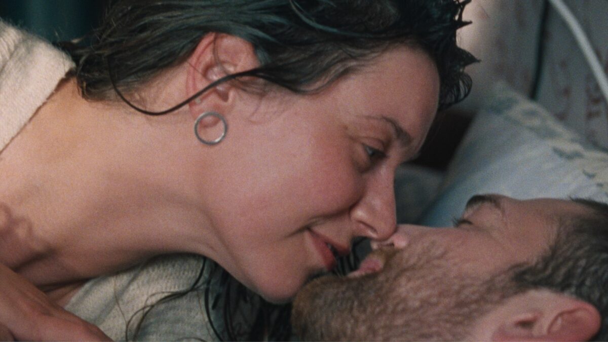 Kadr przedstawiający pocałunek pary.