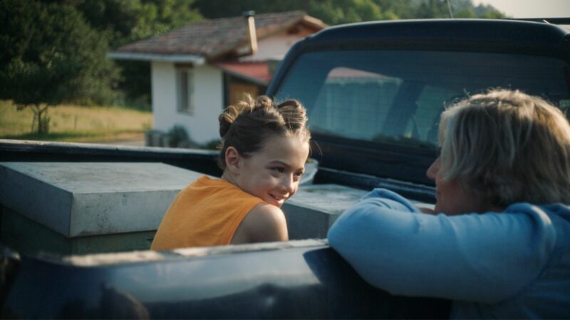 Młoda bohaterka filmu na przyczepie wana.