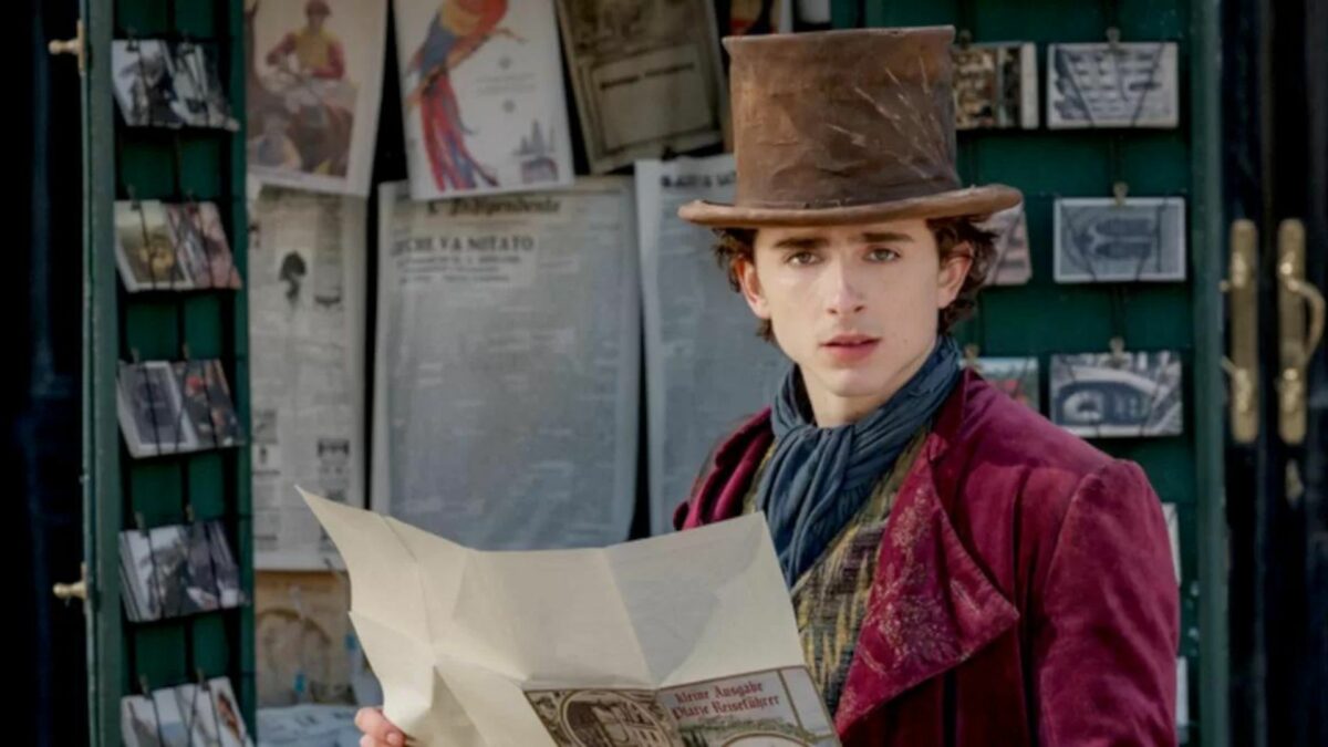 Wonka czytający gazetę na ulicy.