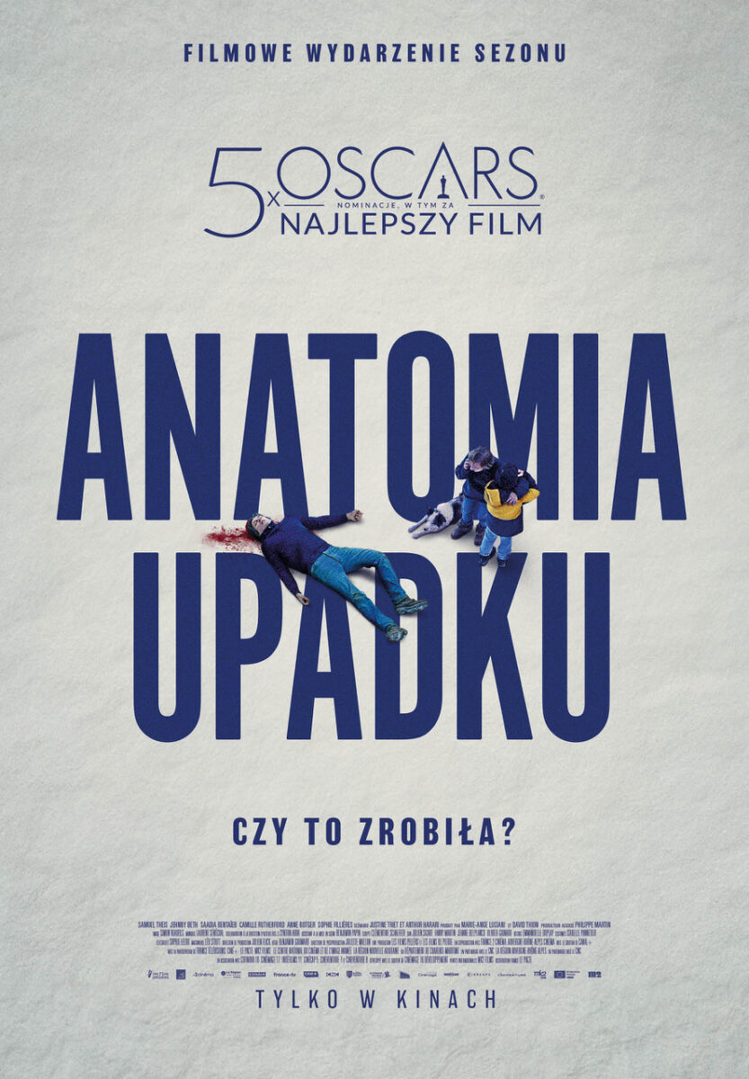 Plakat przedstawia duży niebieski tytuł filmu na tle śniegu a w niego wkomponowany obraz ciała i rodziny, które je odnalazło.