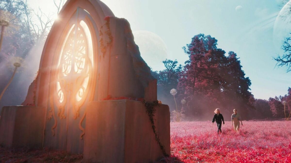 Portal w magicznej krainie, dwie młode dziewczyny zmierzają w jego stronę.