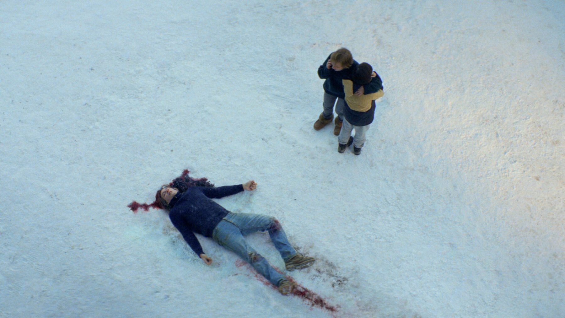 Kadr z dwoma bohaterami, którzy odnaleźli zakrwawione ciało w śniegu.