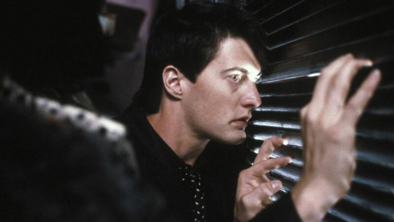 mężczyzna wyglądający przez okno.